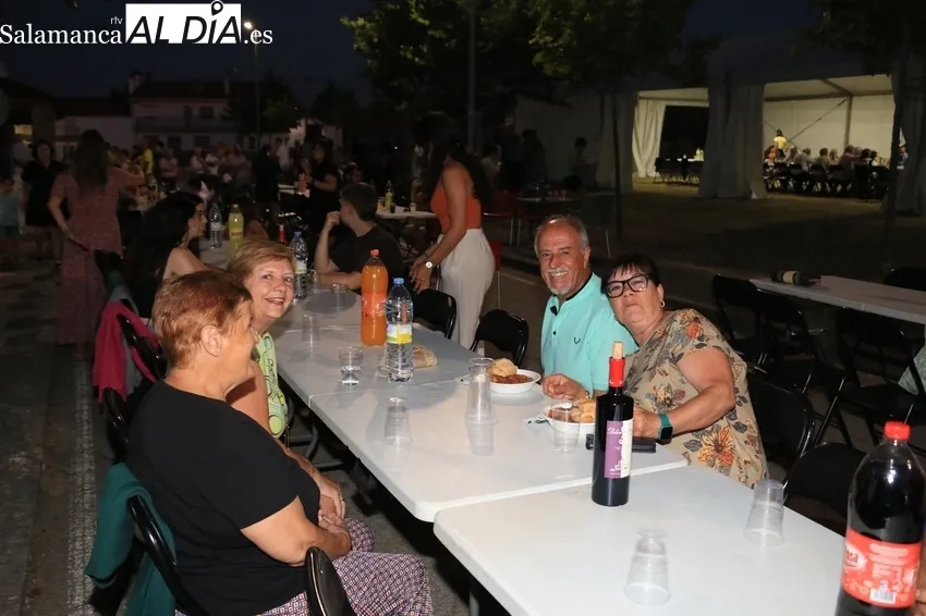 Popular cena en Cerezal de Peñahorcada para casi 300 comensales / CORRAL