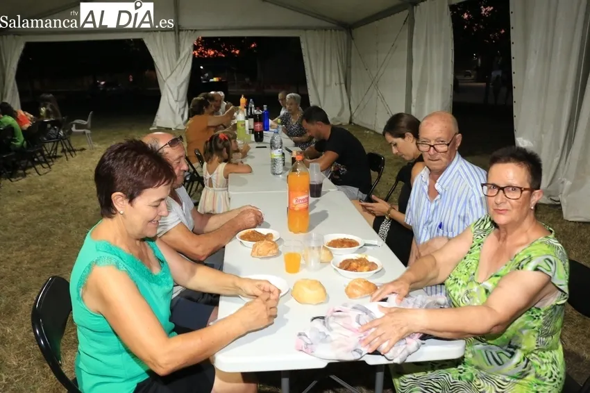 Popular cena en Cerezal de Peñahorcada para casi 300 comensales / CORRAL