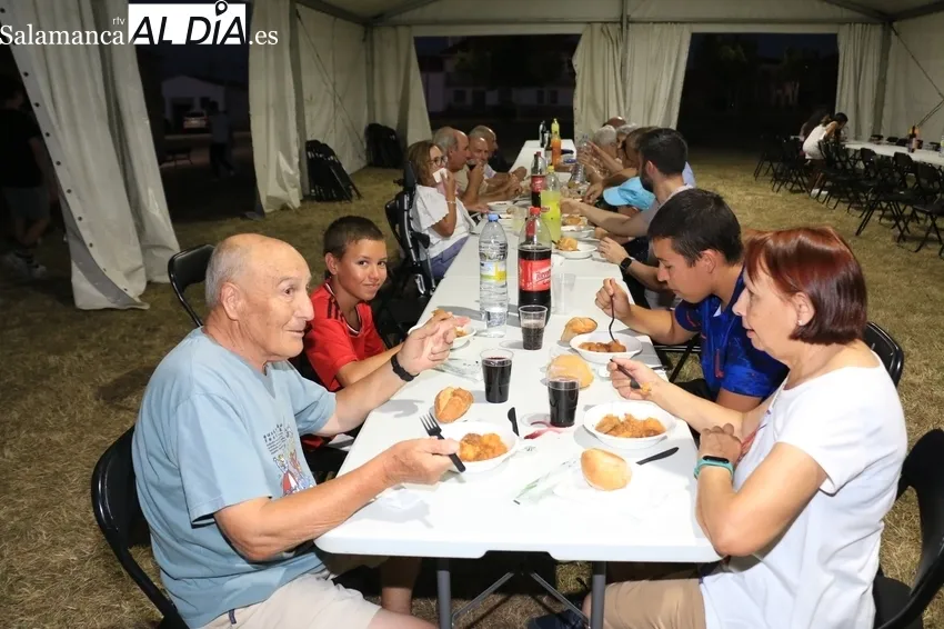 Popular cena en Cerezal de Peñahorcada para casi 300 comensales / CORRAL