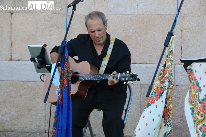 Actuación de Malajota Folk en Cerezal de Peñahorcada / CORRAL