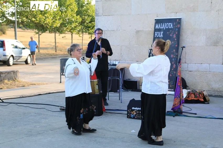Actuación de Malajota Folk en Cerezal de Peñahorcada / CORRAL
