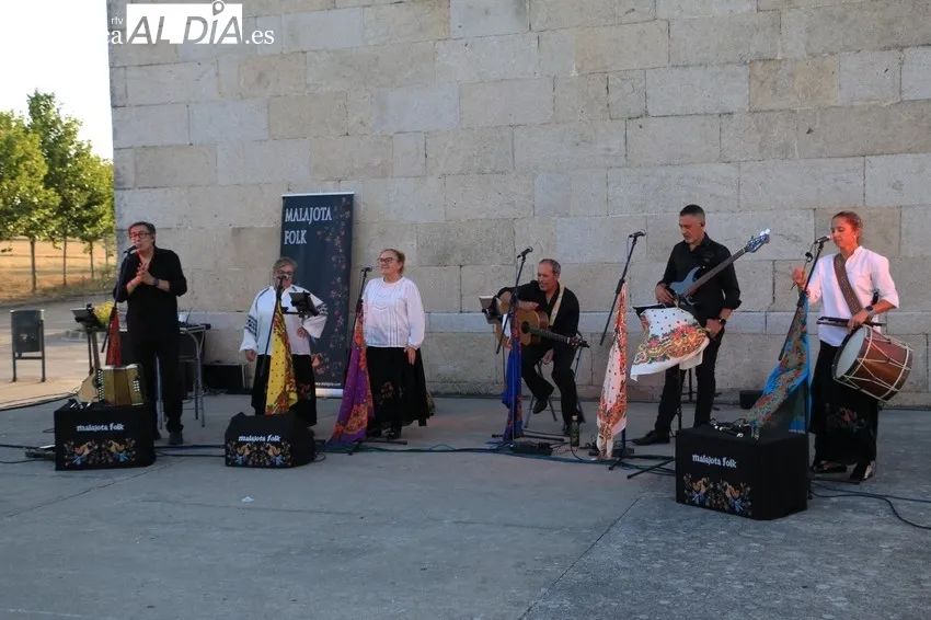 Actuación de Malajota Folk en Cerezal de Peñahorcada / CORRAL