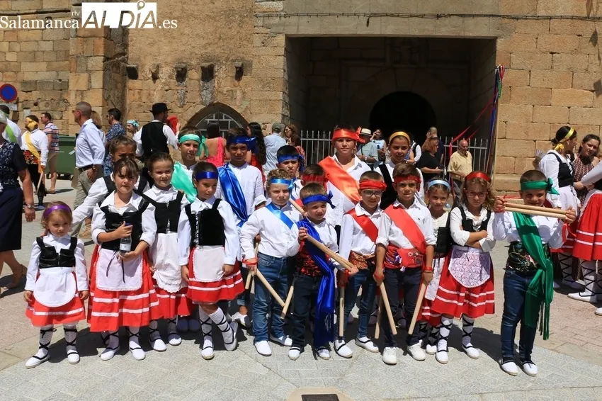 Procesión de San Lorenzo, danzas de paleo y baile de cordón en Saucelle / CORRAL 