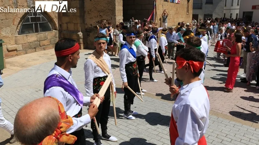 Procesión de San Lorenzo, danzas de paleo y baile de cordón en Saucelle / CORRAL 
