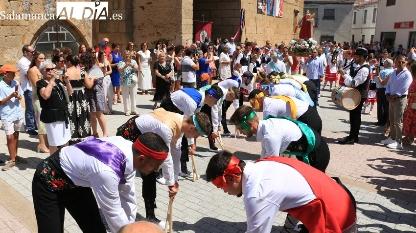 Procesión de San Lorenzo, danzas de paleo y baile de cordón en Saucelle / CORRAL 
