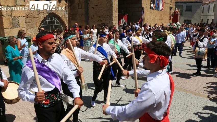 Procesión de San Lorenzo, danzas de paleo y baile de cordón en Saucelle / CORRAL 