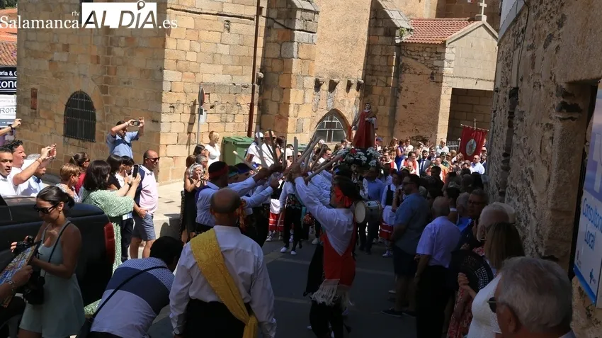 Procesión de San Lorenzo, danzas de paleo y baile de cordón en Saucelle / CORRAL 