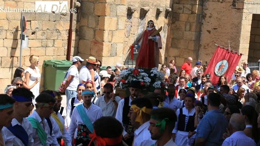 Procesión de San Lorenzo, danzas de paleo y baile de cordón en Saucelle / CORRAL 