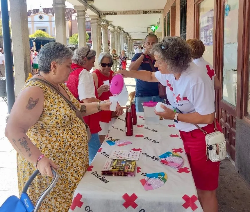 Foto 2 - Cruz Roja visita el mercado semanal para sensibilizar sobre las olas de calor organizando una cata de aguas y consejos