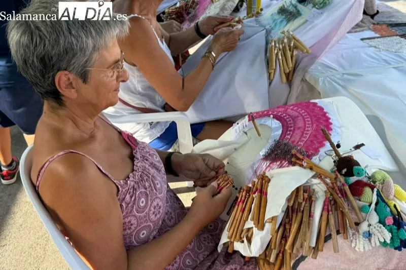 Foto 5 - Las encajeras pe&ntilde;arandinas ofrecen una llamativa exhibici&oacute;n en la I Feria de Artesan&iacute;a y Alimentaci&oacute;n en El Campo de Pe&ntilde;aranda 