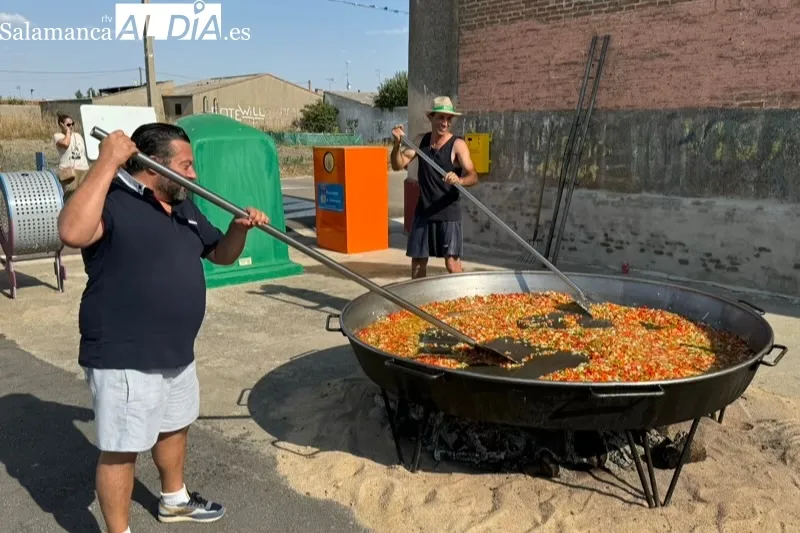 Foto 4 - Las encajeras pe&ntilde;arandinas ofrecen una llamativa exhibici&oacute;n en la I Feria de Artesan&iacute;a y Alimentaci&oacute;n en El Campo de Pe&ntilde;aranda 