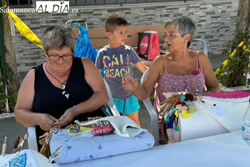 Foto 2 - Las encajeras pe&ntilde;arandinas ofrecen una llamativa exhibici&oacute;n en la I Feria de Artesan&iacute;a y Alimentaci&oacute;n en El Campo de Pe&ntilde;aranda 