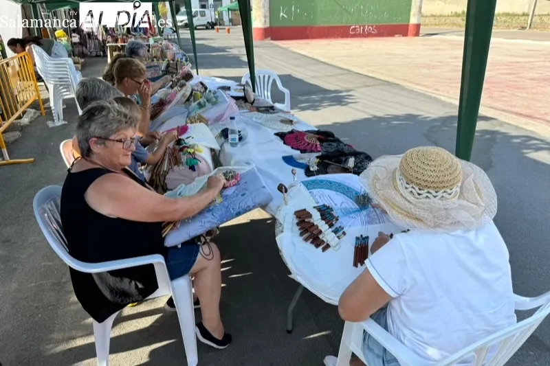 Foto 6 - Las encajeras pe&ntilde;arandinas ofrecen una llamativa exhibici&oacute;n en la I Feria de Artesan&iacute;a y Alimentaci&oacute;n en El Campo de Pe&ntilde;aranda 