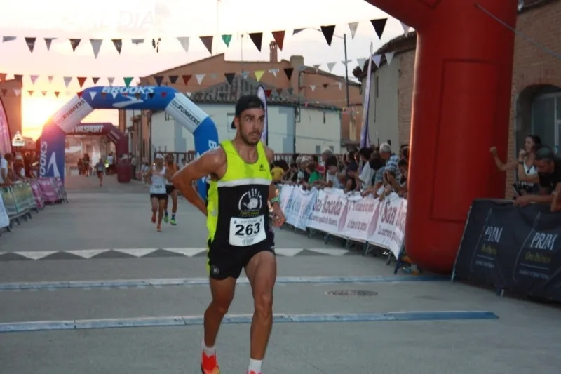 Foto 8 - La XIV Sanrocada se reafirma como la gran cita del atletismo popular y bate r&eacute;cords con m&aacute;s de 900 corredores en Macotera