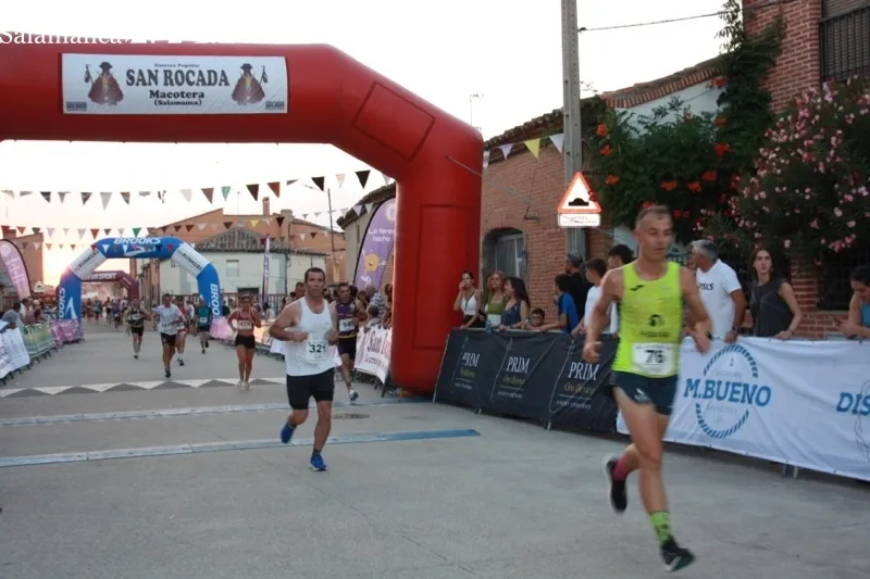 Foto 6 - La XIV Sanrocada se reafirma como la gran cita del atletismo popular y bate r&eacute;cords con m&aacute;s de 900 corredores en Macotera