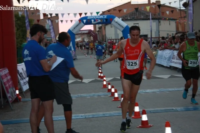 Foto 2 - La XIV Sanrocada se reafirma como la gran cita del atletismo popular y bate r&eacute;cords con m&aacute;s de 900 corredores en Macotera