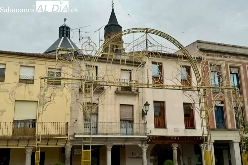 Foto 2 - Arranca el montaje de la nueva iluminaci&oacute;n festiva de las Ferias y Fiestas 2024