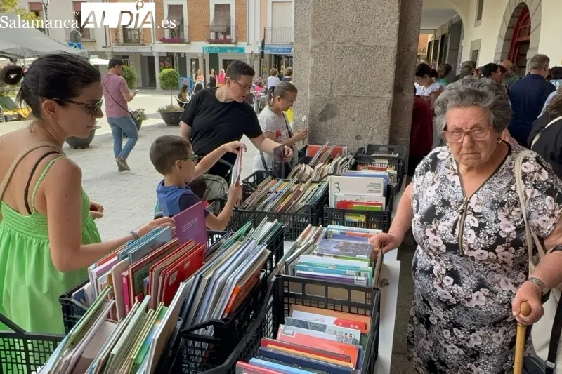 Foto 6 - El Mercadillo de Libros Olvidados suma 28 ediciones con una nueva y multitudinaria cita en los soportales de la Plaza de Espa&ntilde;a