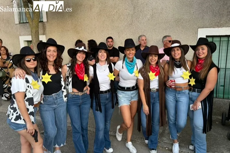 Foto 4 - Grandes y peque&ntilde;os disfrutan en Aldeaseca de la Frontera con la divertida y colorida bienvenida a las fiestas de la Asunci&oacute;n
