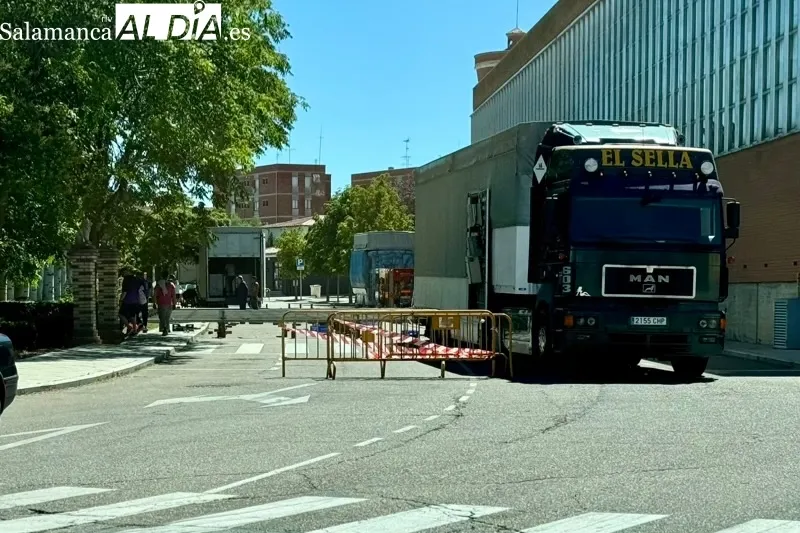 Foto 2 - Comienza el montaje del recinto ferial con lleno total y la llegada de nuevas atracciones