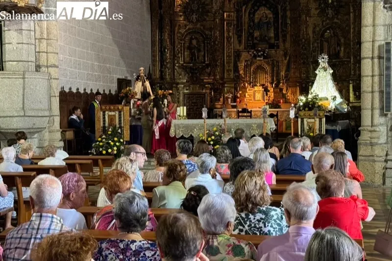 Foto 6 - Lleno en la iglesia de Macotera para la eucarist&iacute;a en honor a la Virgen de la Encina