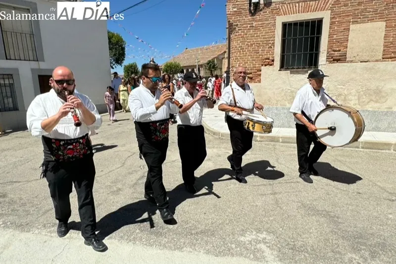 Foto 3 - Calles abarrotadas y continuos bailes en honor a Nuestra Se&ntilde;ora de la Asunci&oacute;n en Aldeaseca de la Frontera