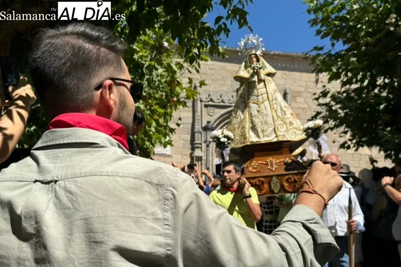 Foto 10 - Calles y plazas &ldquo;hasta la bandera&rdquo; en Macotera para recibir a San Roque en su hist&oacute;rica procesi&oacute;n, con m&aacute;s de seis horas de duraci&oacute;n