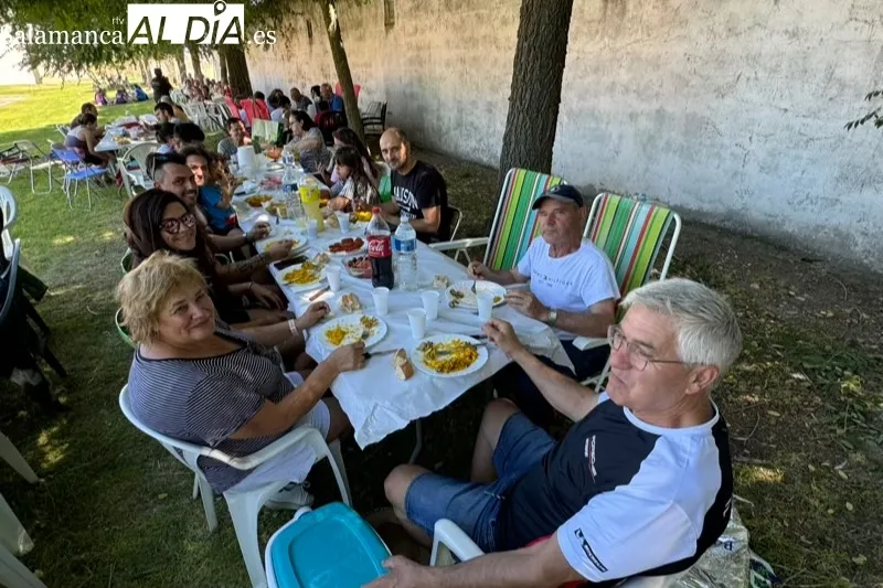 Foto 11 - Cerca de 750 raciones de paella solidaria en Aldeaseca en favor de la AECC