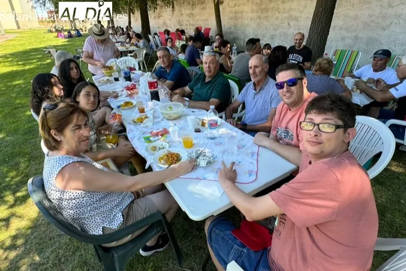 Foto 10 - Cerca de 750 raciones de paella solidaria en Aldeaseca en favor de la AECC