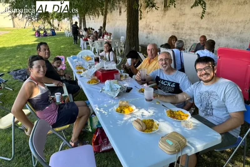 Foto 9 - Cerca de 750 raciones de paella solidaria en Aldeaseca en favor de la AECC