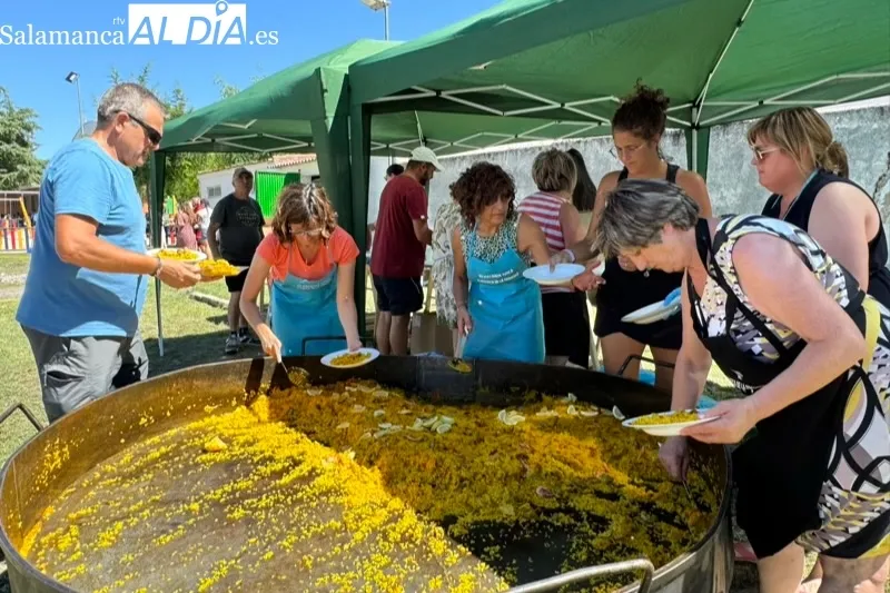 Foto 2 - Cerca de 750 raciones de paella solidaria en Aldeaseca en favor de la AECC