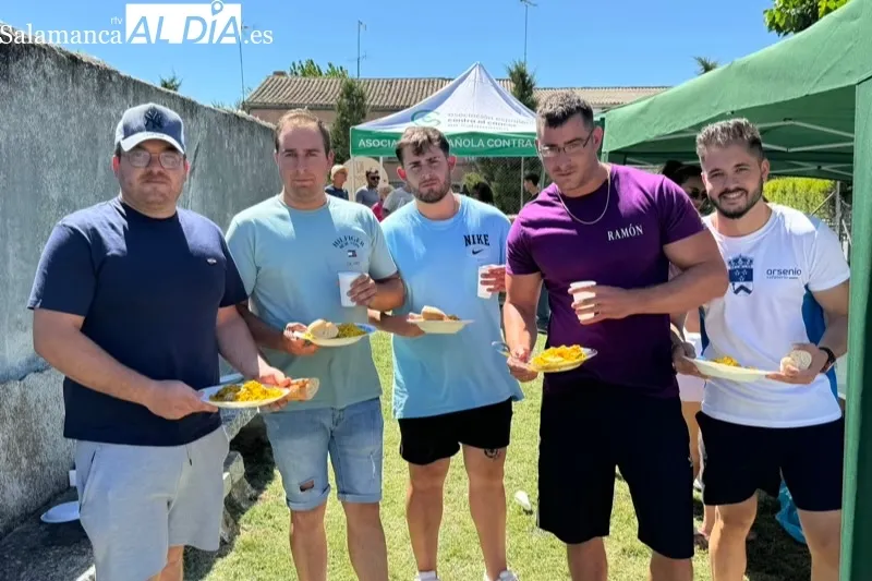 Foto 5 - Cerca de 750 raciones de paella solidaria en Aldeaseca en favor de la AECC