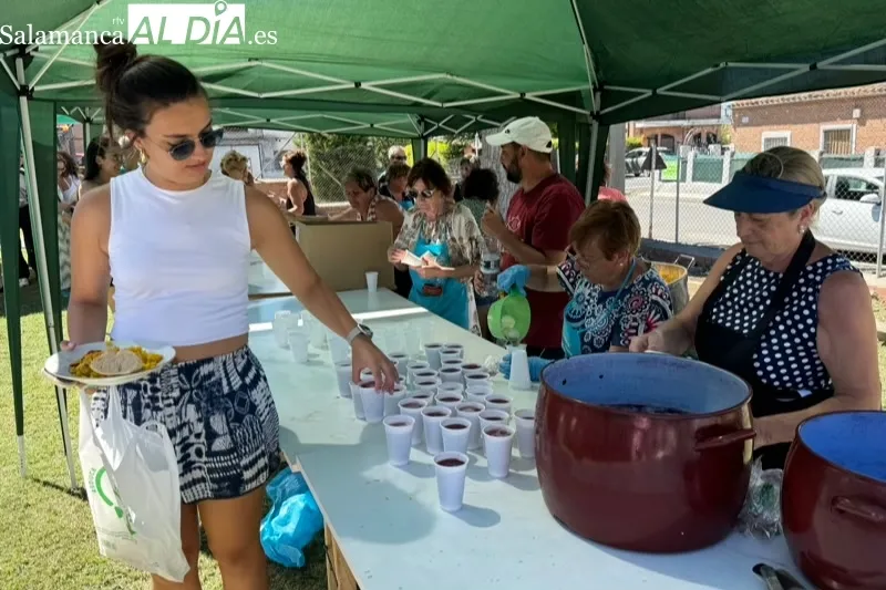 Foto 4 - Cerca de 750 raciones de paella solidaria en Aldeaseca en favor de la AECC