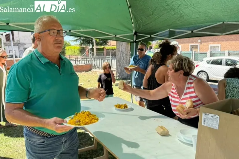 Foto 3 - Cerca de 750 raciones de paella solidaria en Aldeaseca en favor de la AECC