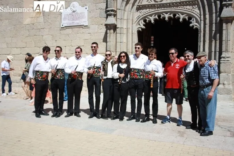 Foto 7 - Calles y plazas &ldquo;hasta la bandera&rdquo; en Macotera para recibir a San Roque en su hist&oacute;rica procesi&oacute;n, con m&aacute;s de seis horas de duraci&oacute;n
