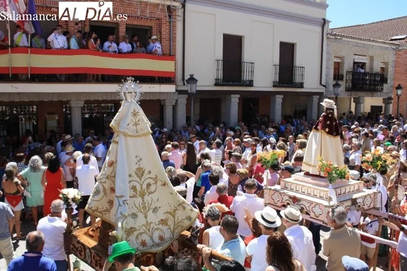 Foto 5 - Calles y plazas &ldquo;hasta la bandera&rdquo; en Macotera para recibir a San Roque en su hist&oacute;rica procesi&oacute;n, con m&aacute;s de seis horas de duraci&oacute;n