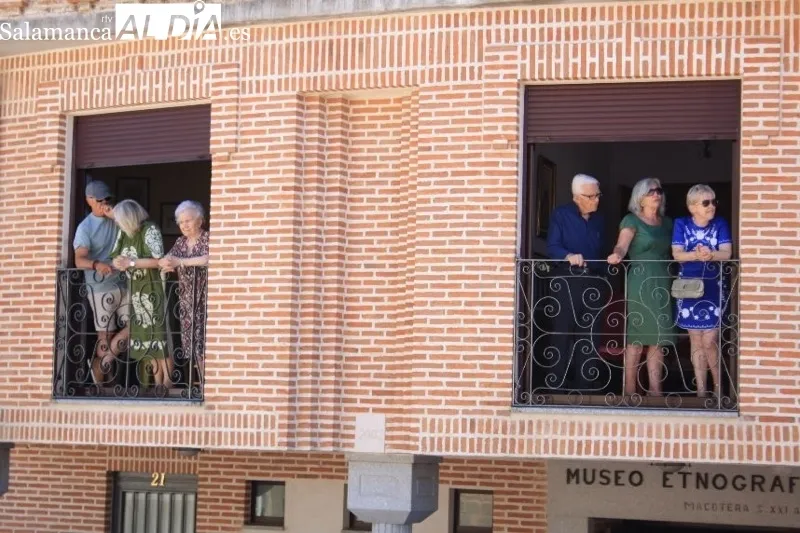 Foto 4 - Calles y plazas &ldquo;hasta la bandera&rdquo; en Macotera para recibir a San Roque en su hist&oacute;rica procesi&oacute;n, con m&aacute;s de seis horas de duraci&oacute;n