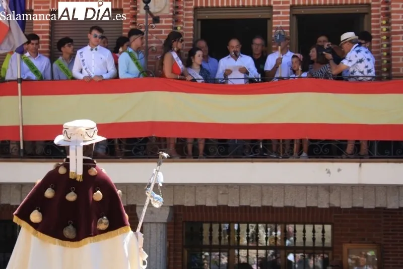 Foto 3 - Calles y plazas &ldquo;hasta la bandera&rdquo; en Macotera para recibir a San Roque en su hist&oacute;rica procesi&oacute;n, con m&aacute;s de seis horas de duraci&oacute;n