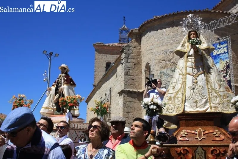 Foto 2 - Calles y plazas &ldquo;hasta la bandera&rdquo; en Macotera para recibir a San Roque en su hist&oacute;rica procesi&oacute;n, con m&aacute;s de seis horas de duraci&oacute;n