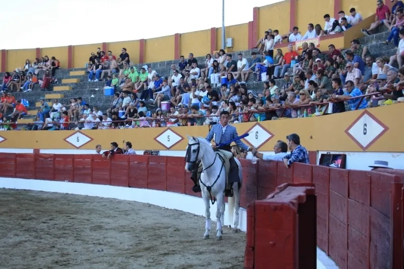 Foto 3 - San Roque deja una animada tarde de rejones en Babilafuente