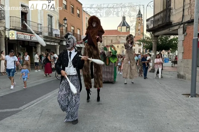 Foto 2 - El 'Pasacalles Salvaje' ofrece en las plazas espect&aacute;culo para grandes y peque&ntilde;os