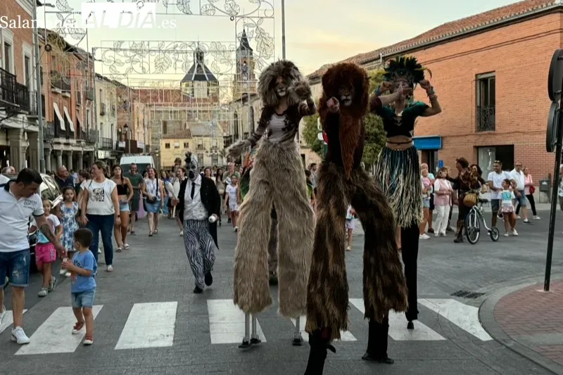 Foto 5 - El 'Pasacalles Salvaje' ofrece en las plazas espect&aacute;culo para grandes y peque&ntilde;os