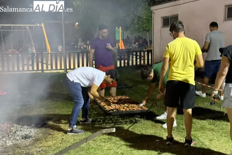 Foto 2 - Sabrosa y multitudinaria parrillada solidaria en Aldeaseca de la Frontera
