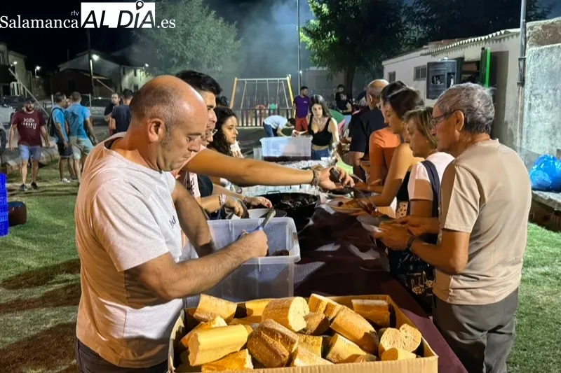 Foto 3 - Sabrosa y multitudinaria parrillada solidaria en Aldeaseca de la Frontera