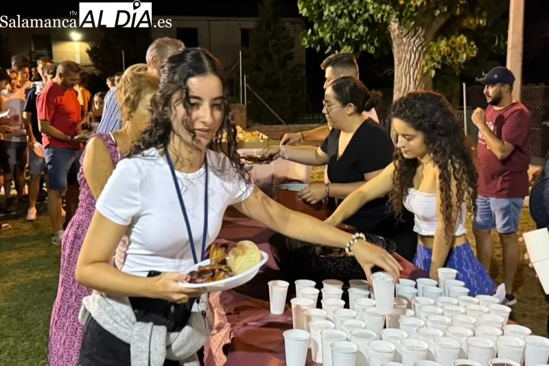 Foto 6 - Sabrosa y multitudinaria parrillada solidaria en Aldeaseca de la Frontera