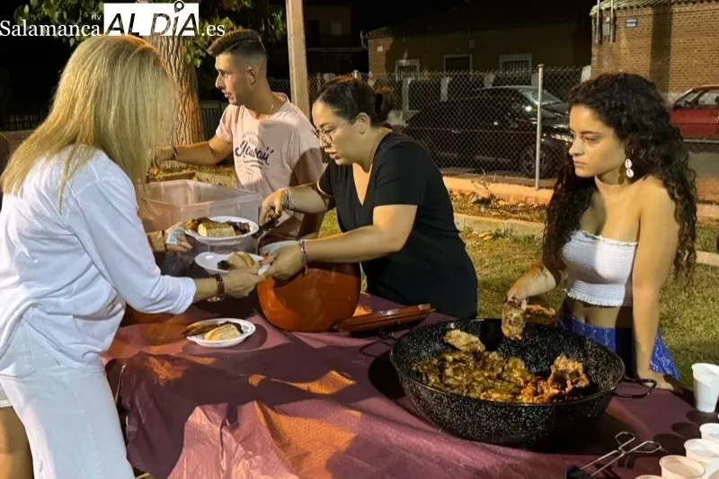 Foto 7 - Sabrosa y multitudinaria parrillada solidaria en Aldeaseca de la Frontera