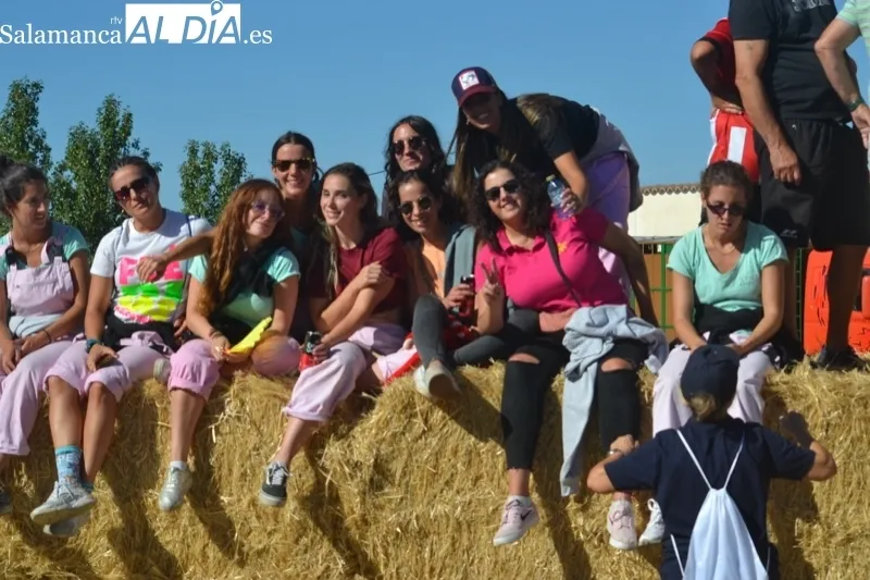 Foto 10 - Jinetes, aficionados y vecinos abarrotan Macotera para vivir su h&iacute;storico encierro a caballo