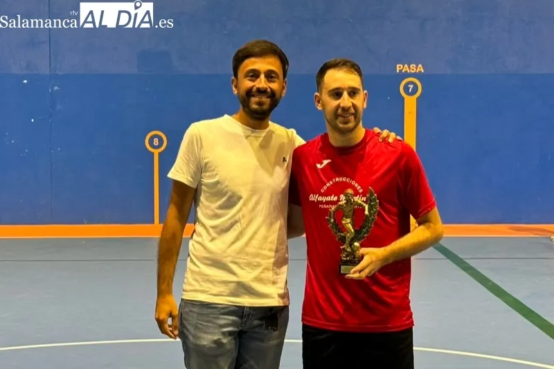 Foto 11 - Paradinas Bar Quinto levanta el trofeo de las 32 horas de F&uacute;tbol Sala