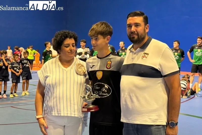 Foto 10 - Paradinas Bar Quinto levanta el trofeo de las 32 horas de F&uacute;tbol Sala