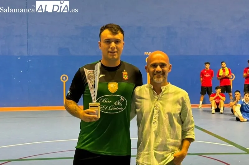 Foto 9 - Paradinas Bar Quinto levanta el trofeo de las 32 horas de F&uacute;tbol Sala